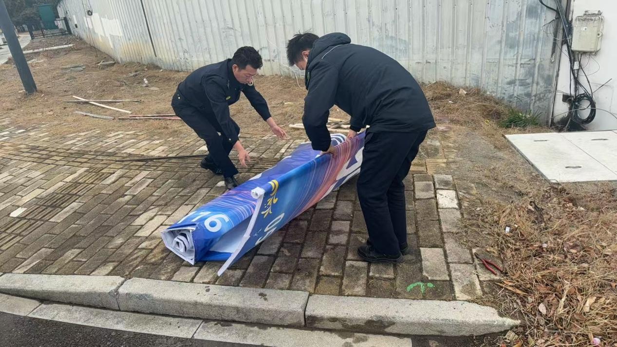 厂区门口广告乱象何时休?新城城管重拳出击,还市民一个整洁的家园 第2张 厂区门口广告乱象何时休?新城城管重拳出击,还市民一个整洁的家园 第2张