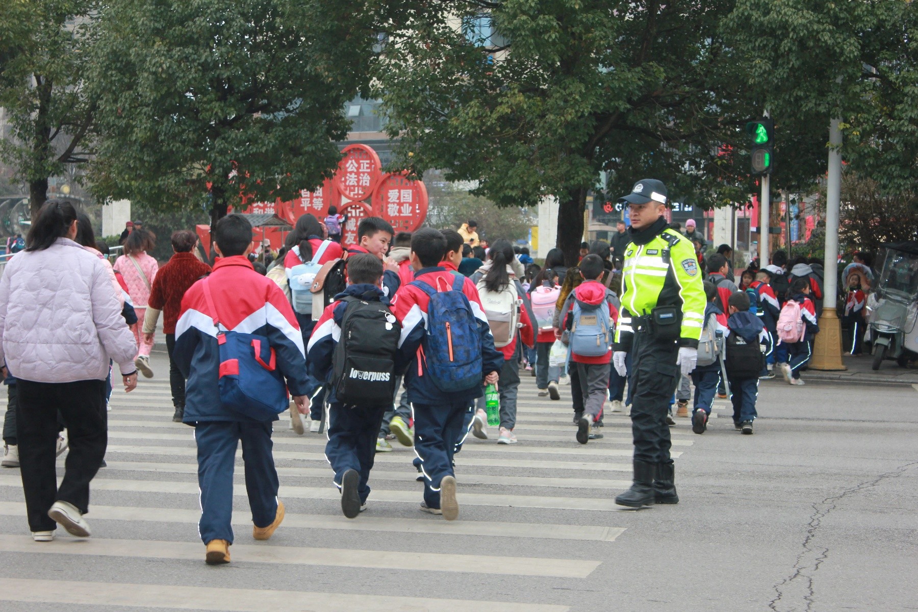 开学第一天，六枝公安交警如何守护学生安全？护学模式全面启动