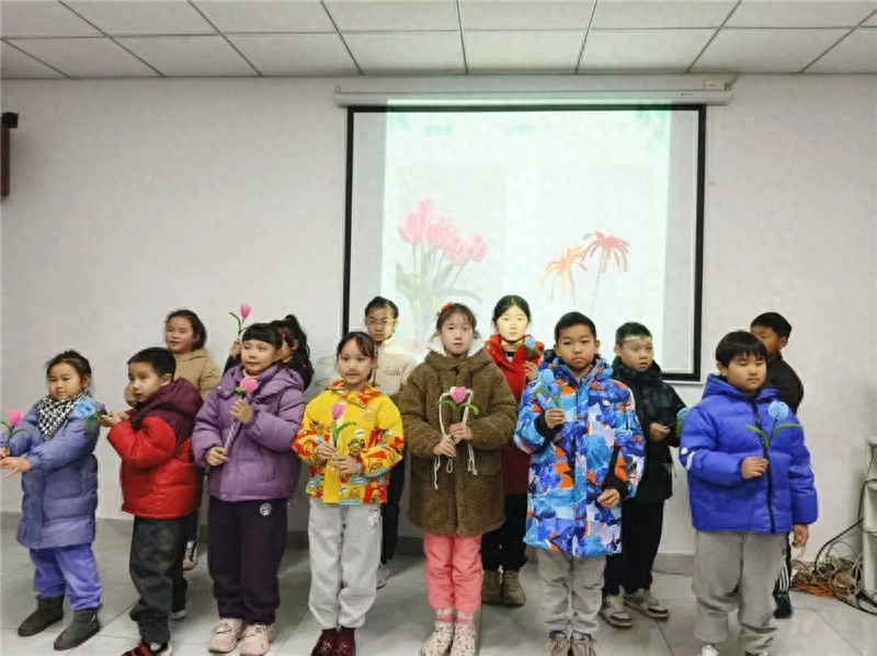 孩子们如何用扭扭棒创造出栩栩如生的花朵？揭秘武定新村社区的创意手工活动