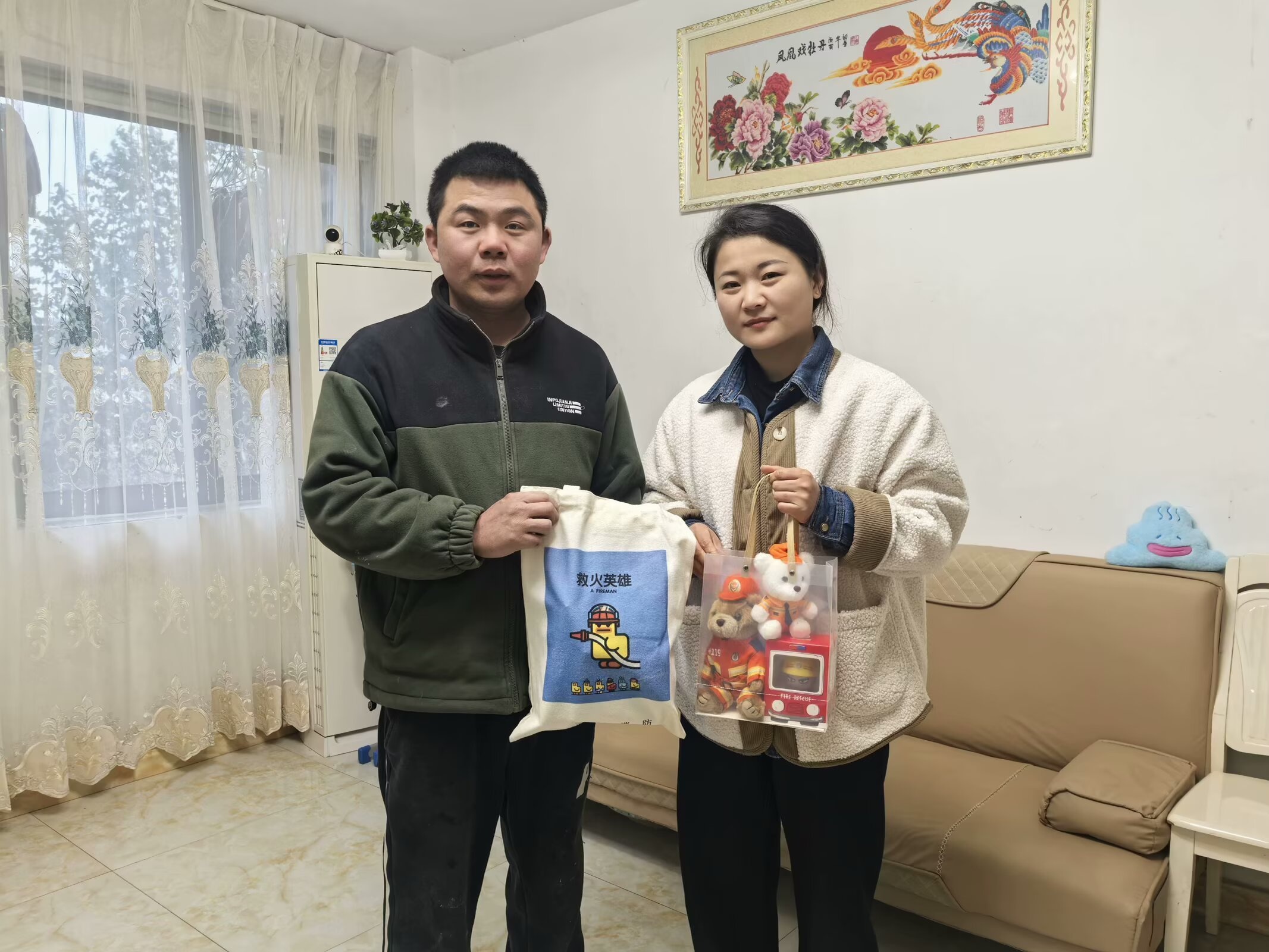 安徽小伙王东东火场英勇救人，家乡为何专程上门颁奖？  第2张