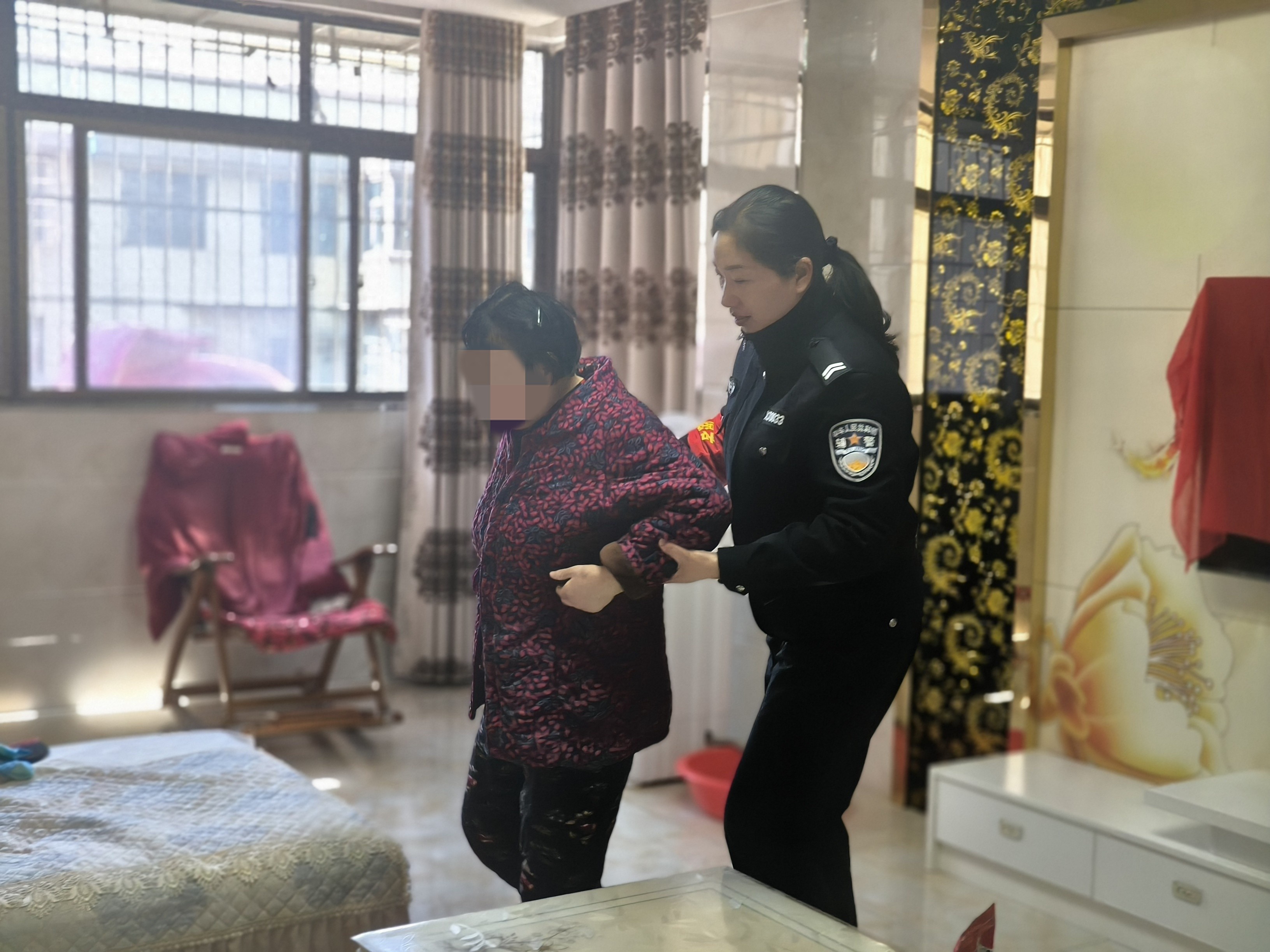 民警上门为智障人士办证，暖心服务感动千万家庭
