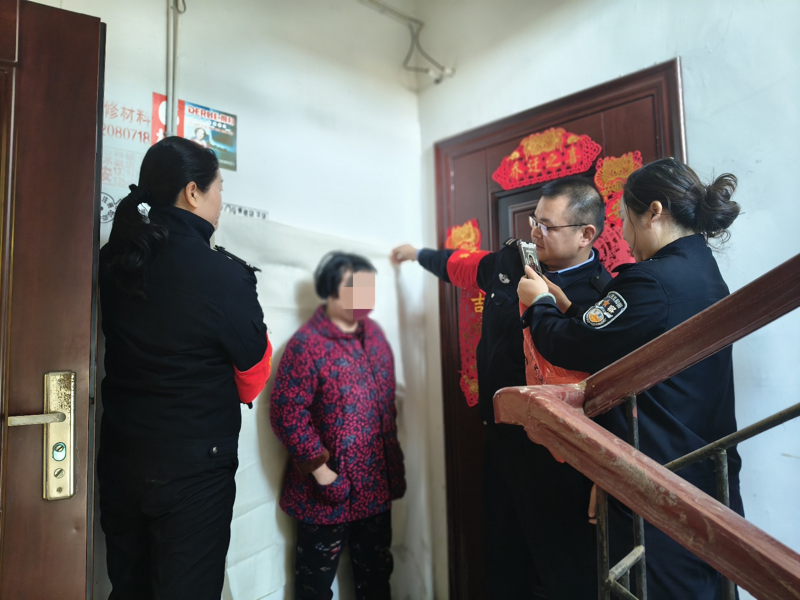 民警上门为智障人士办证，暖心服务感动千万家庭  第2张