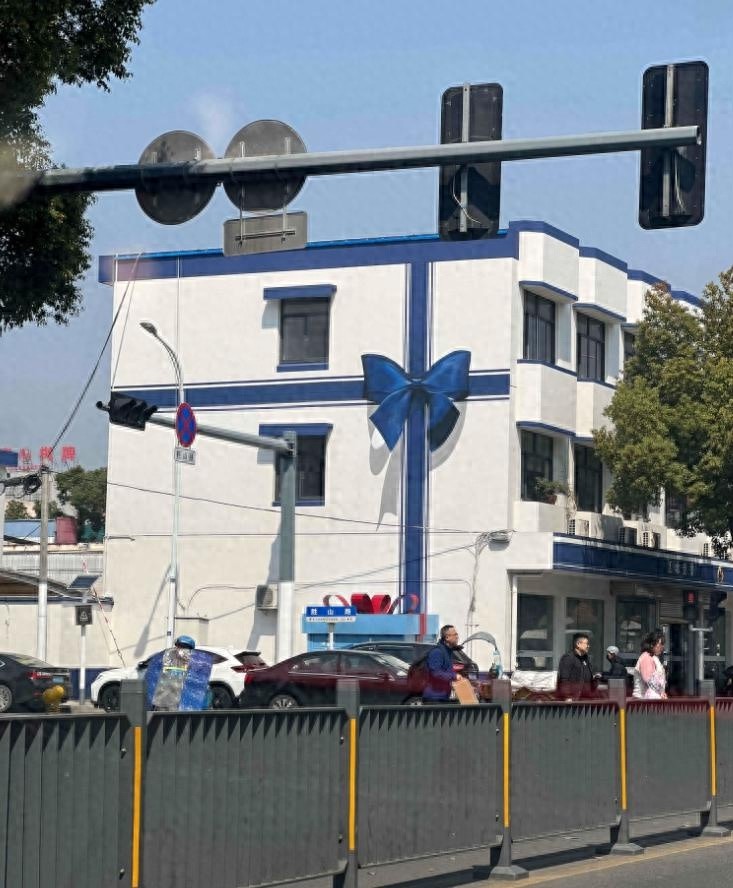 余姚交警办公楼竟有巨型蝴蝶结和黑猫警长！你的城市也有这样的惊喜吗？  第1张