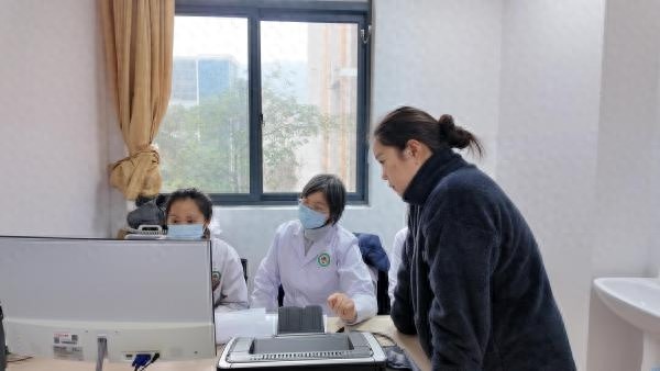 汶川县如何让高半山村民不出县就能享受省级医疗专家服务？