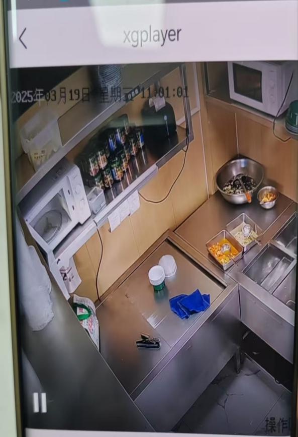 点外卖不再靠运气！实时后厨直播让你放心吃，你敢试吗？