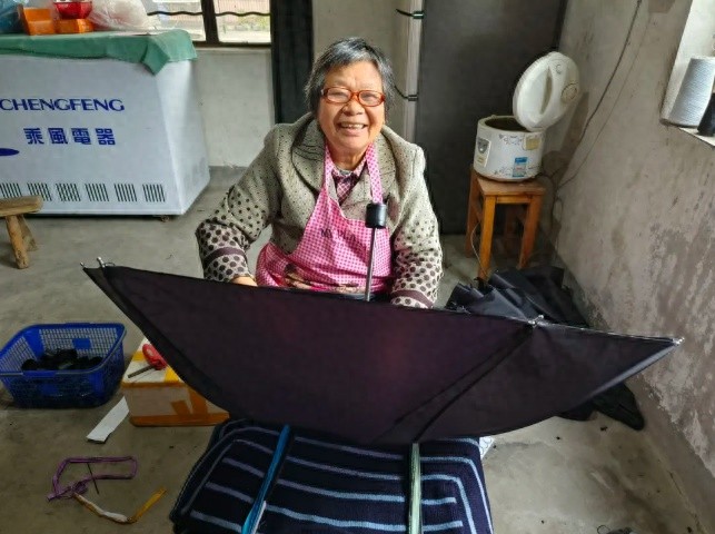 在家就能赚钱？66岁郑大姐和邻居刘女士的生活秘诀竟是制作雨伞