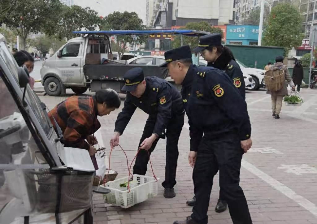荣县梧桐中队如何用721工作法破解流动摊贩难题？