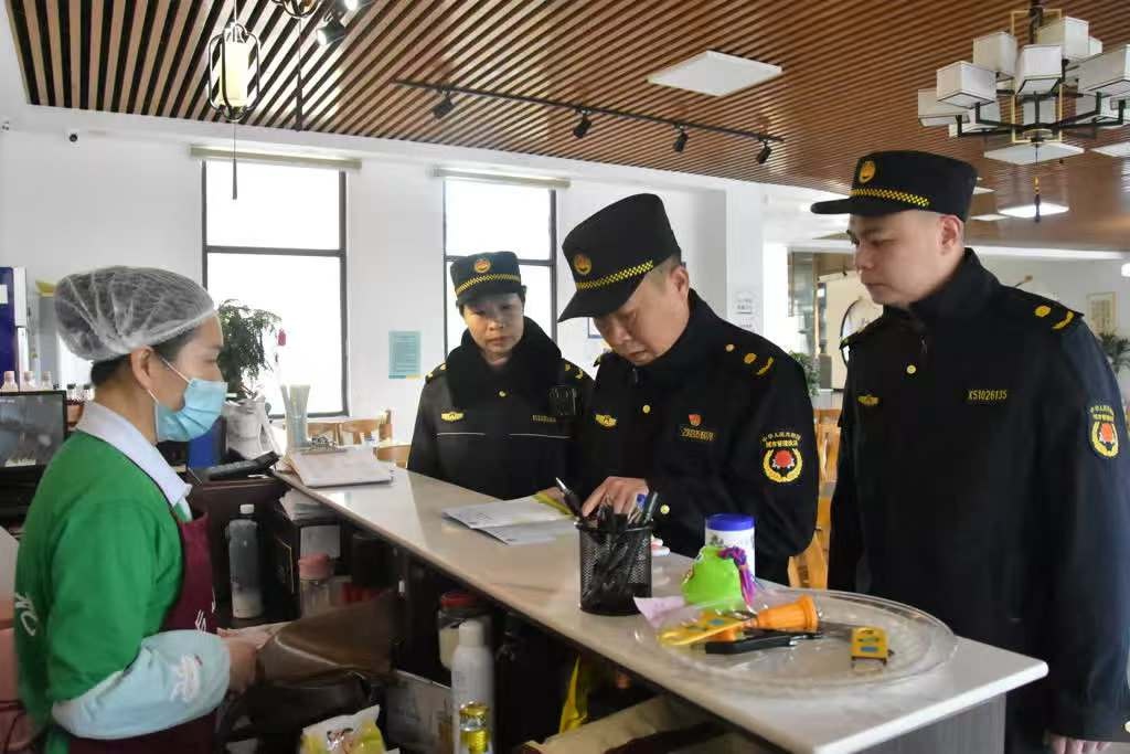 荣县梧桐中队如何用721工作法破解流动摊贩难题？  第2张