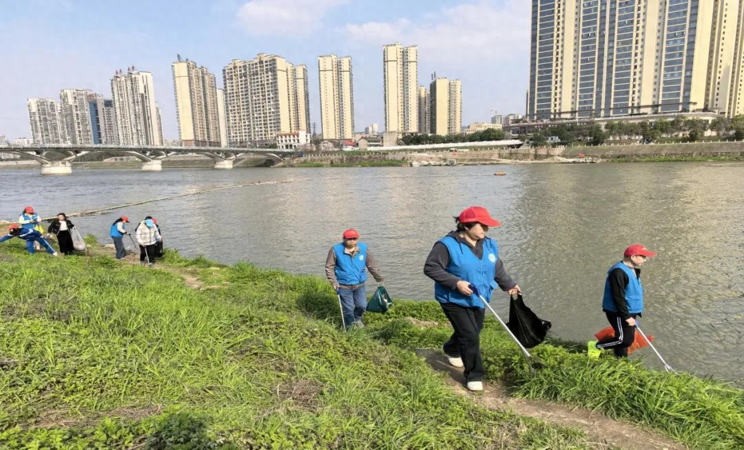 春意盎然中，湘乡志愿者如何用2小时让1.2公里河滩焕然一新？  第1张