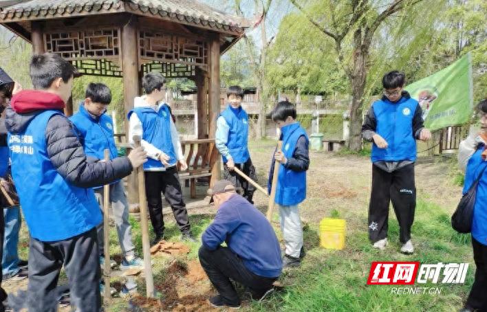 你还在忽视生态环境吗？常德学生用行动诠释新时代雷锋精神