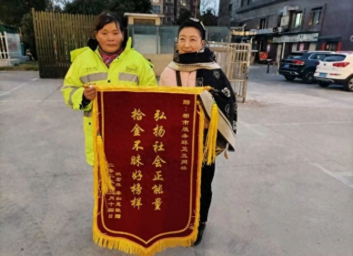 盐南高新区环卫工人为何频频拾金不昧？他们用行动守护城市文明