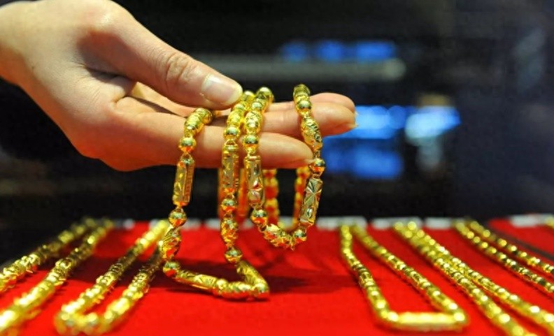 年轻人为何疯狂囤金？揭秘黄金狂飙背后的财富密码