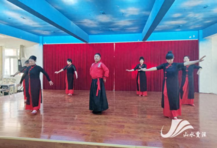 社区文艺团队如何通过专业舞蹈培训提升舞台表现力？揭秘爷爷奶奶和我们背后的蜕变