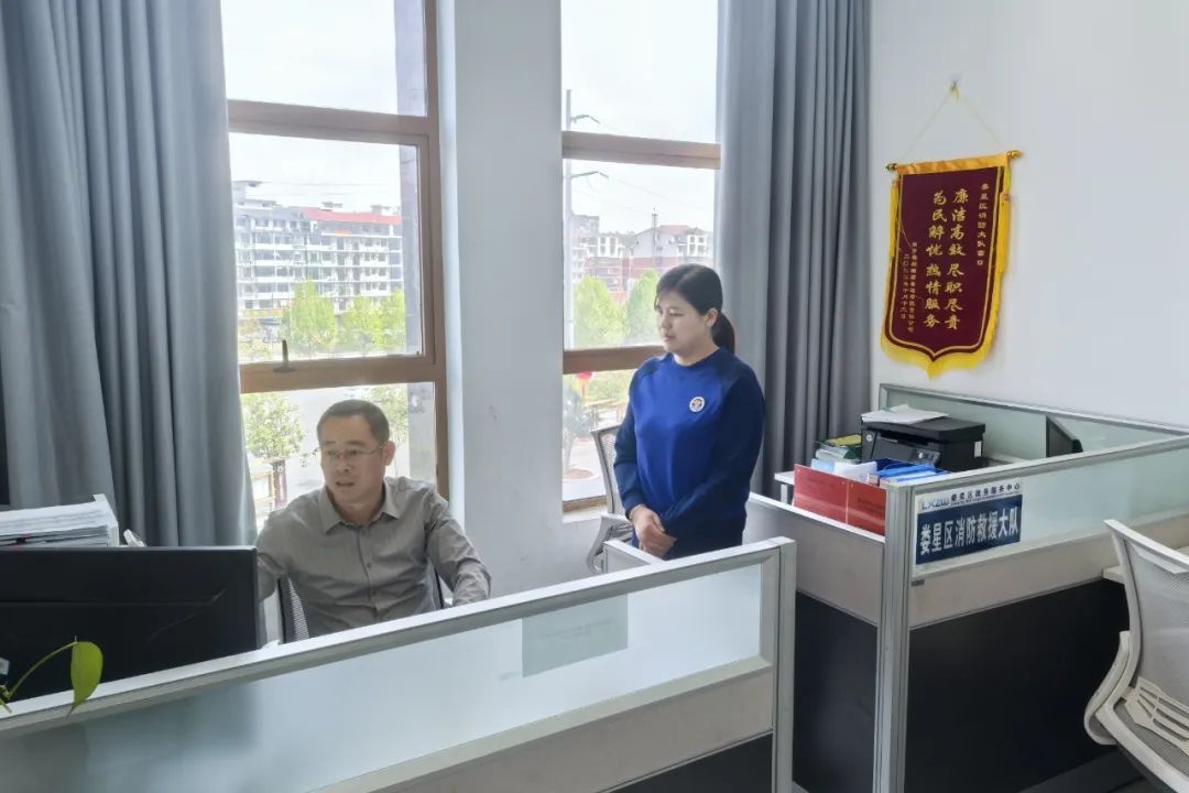 蒋爱兵支队长突击检查基层消防政务窗口，这些问题被当场要求整改  第2张