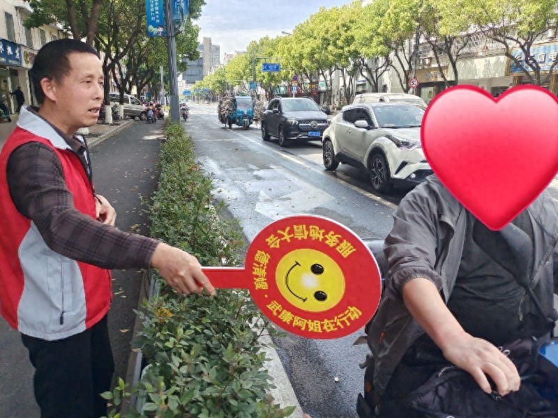 从被帮助者到助人者！15名残疾学员勇敢走上街头，他们如何用行动温暖城市？