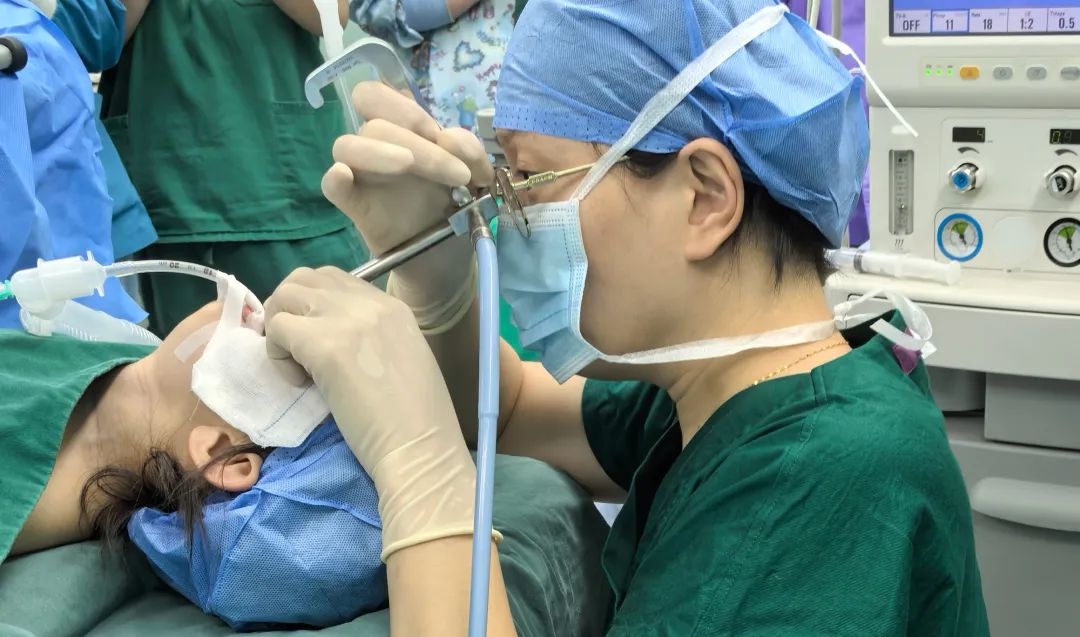 2岁女童食道惊现致命纽扣电池！家长必看，这些危险物品你家有吗？  第4张