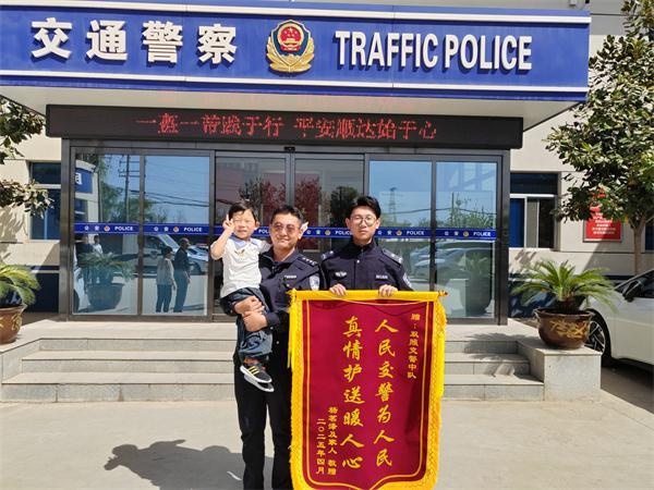 惊险！男童手指被切断，交警争分夺秒护送就医，最终结果如何？  第5张