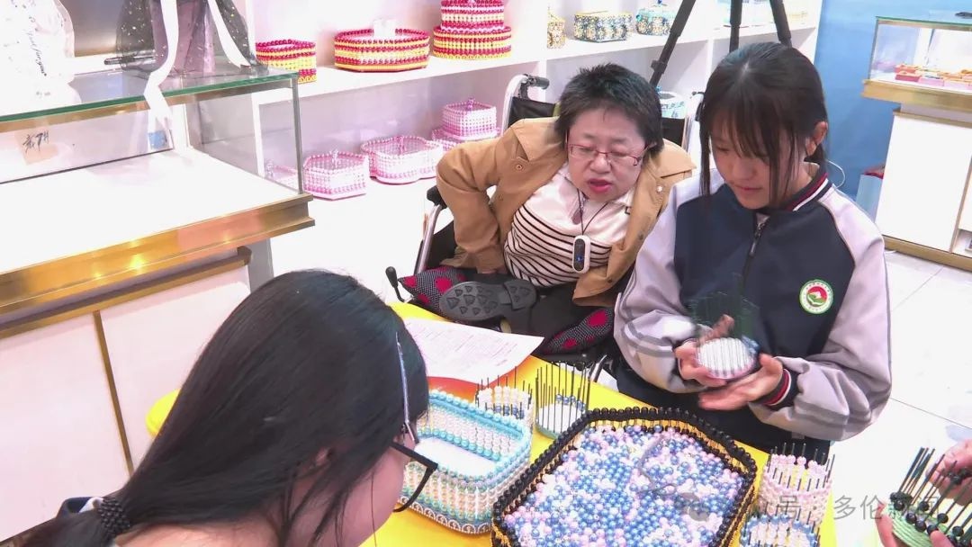 多伦县残联暖心助残服务站开业！残疾人手工串珠作品惊艳亮相，你见过吗？  第9张