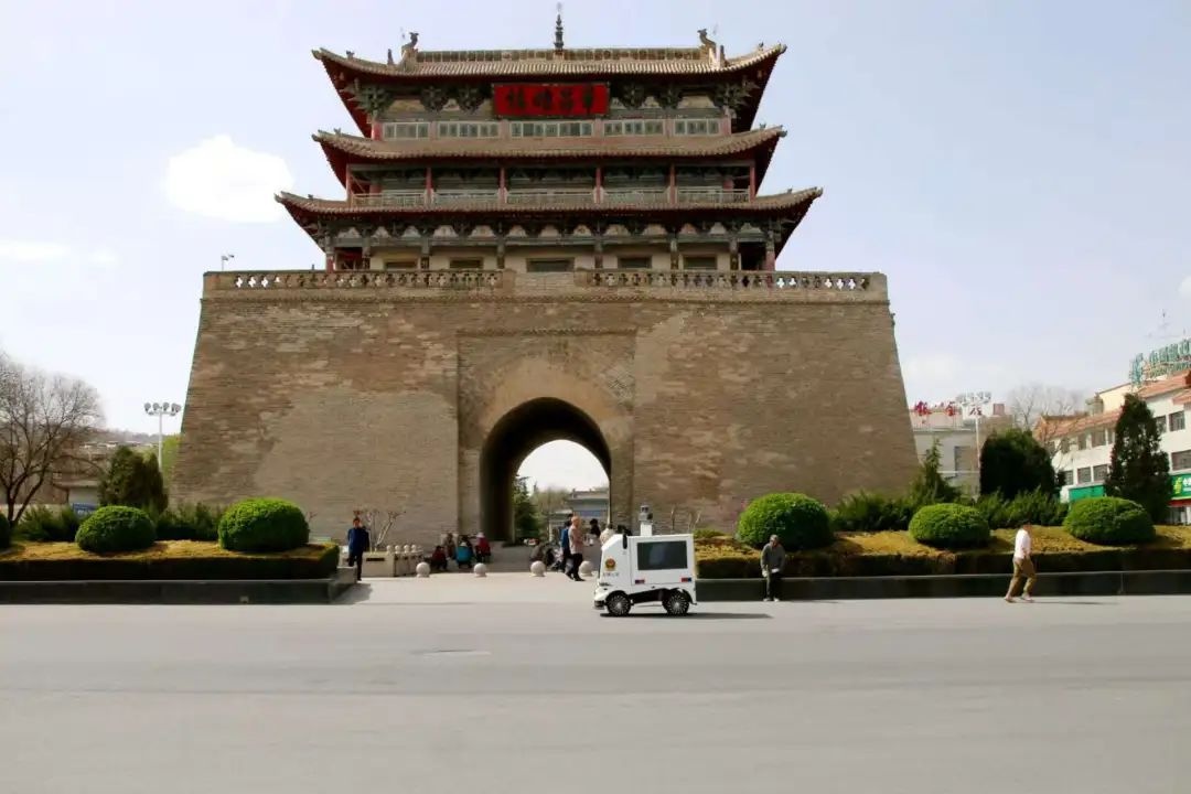 萌萌哒警用无人巡逻车亮相街头，你见过这么可爱的巡逻车吗？  第2张