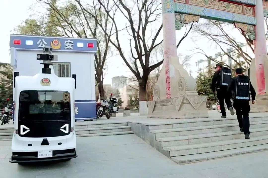 萌萌哒警用无人巡逻车亮相街头，你见过这么可爱的巡逻车吗？  第3张