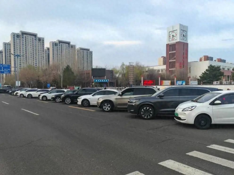 45°斜停竟让校门口拥堵减半？通辽四中这一招太绝了