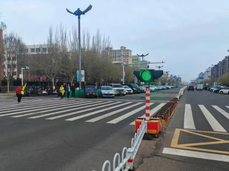 45°斜停竟让校门口拥堵减半？通辽四中这一招太绝了  第2张