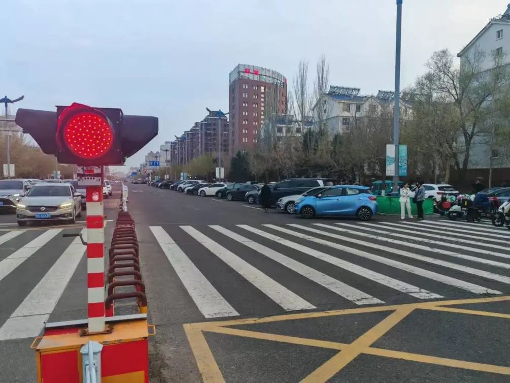 45°斜停竟让校门口拥堵减半？通辽四中这一招太绝了  第4张