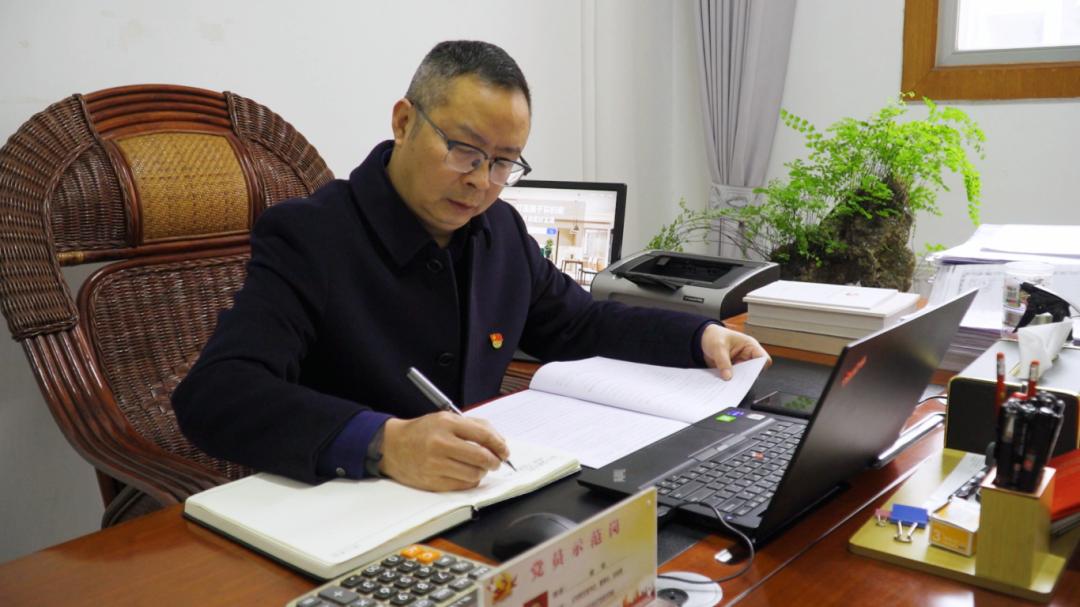 他是如何从一块砖到县域经济压舱石的？揭秘戚锐的城投传奇  第2张