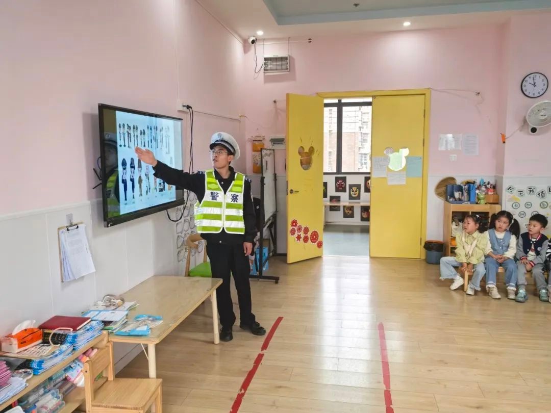 这些家长竟然让孩子坐电动车不戴头盔？交警出手了  第2张