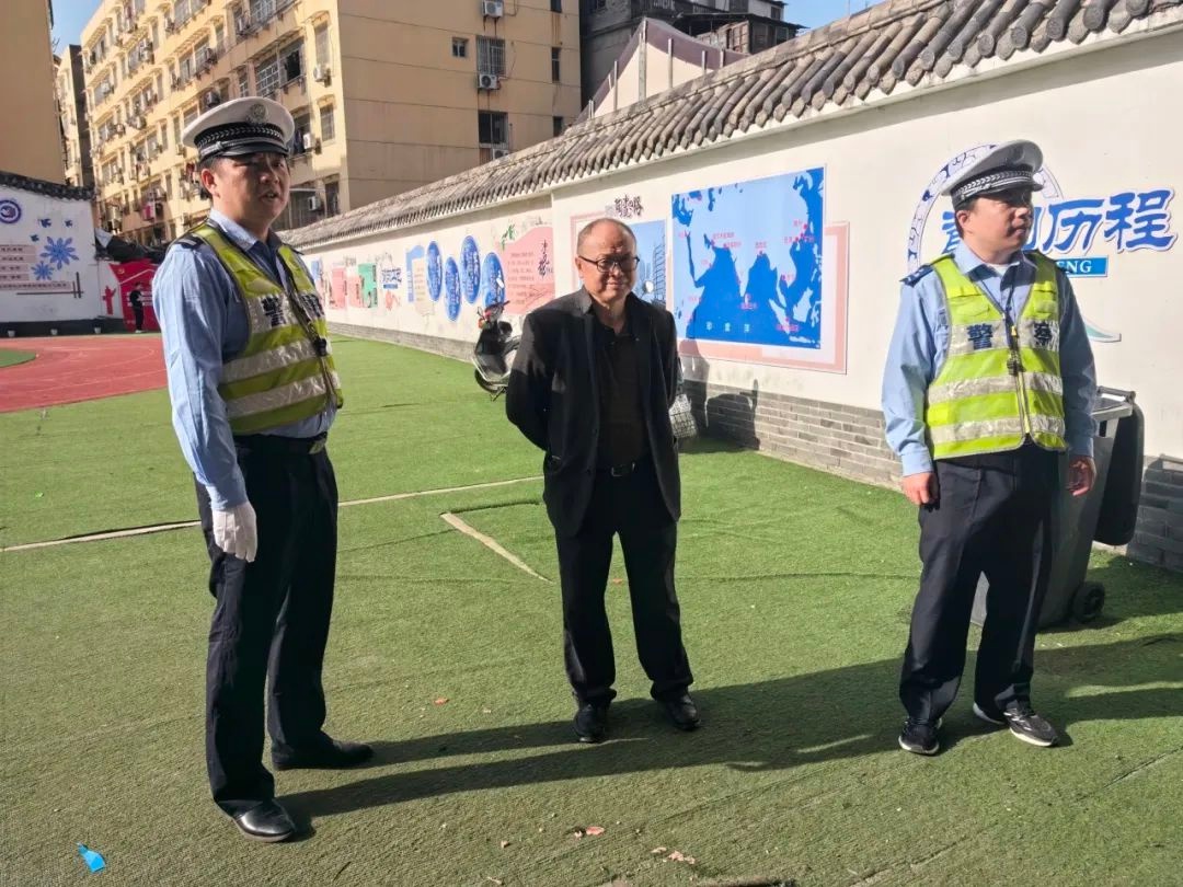 这些家长竟然让孩子坐电动车不戴头盔？交警出手了  第3张