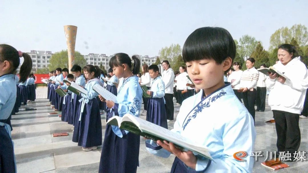 百人齐诵论语震撼全场！你家孩子参加了吗？  第2张