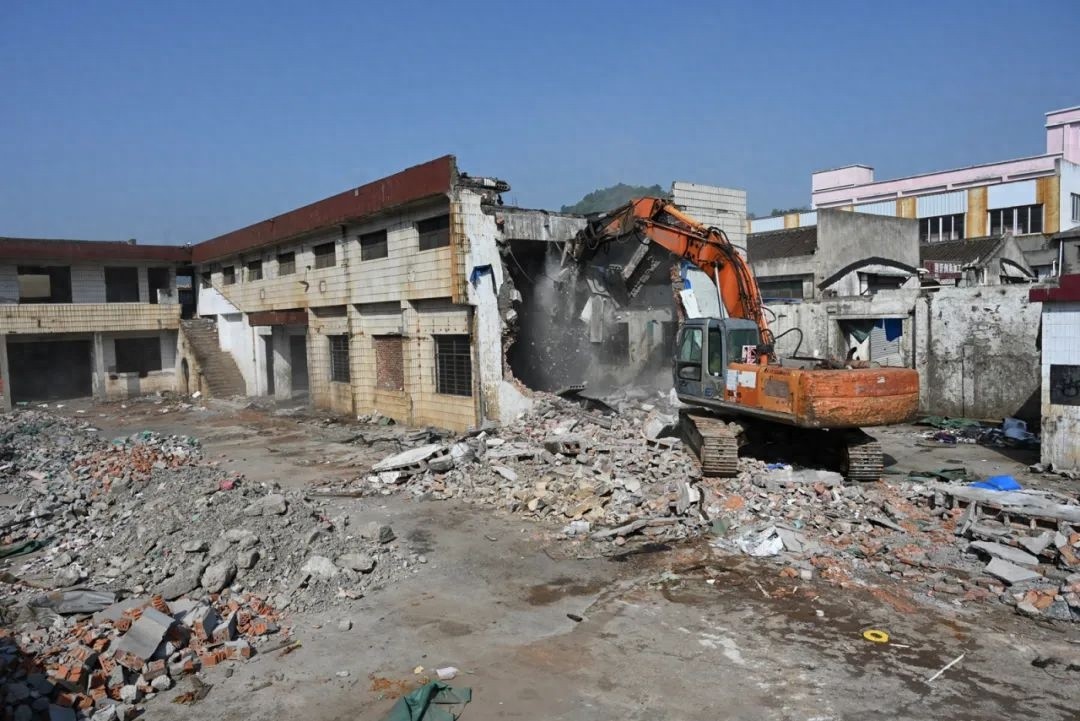 老旧厂房轰然倒塌！坎门双水龙区块拆改启动，62亩土地将迎来怎样的新生？