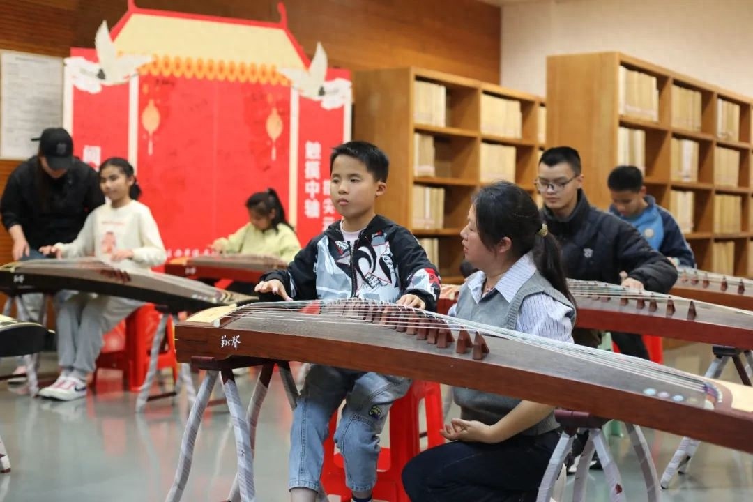 视障学生如何用指尖谱写生命乐章？长沙图书馆的音乐奇迹震撼人心  第1张