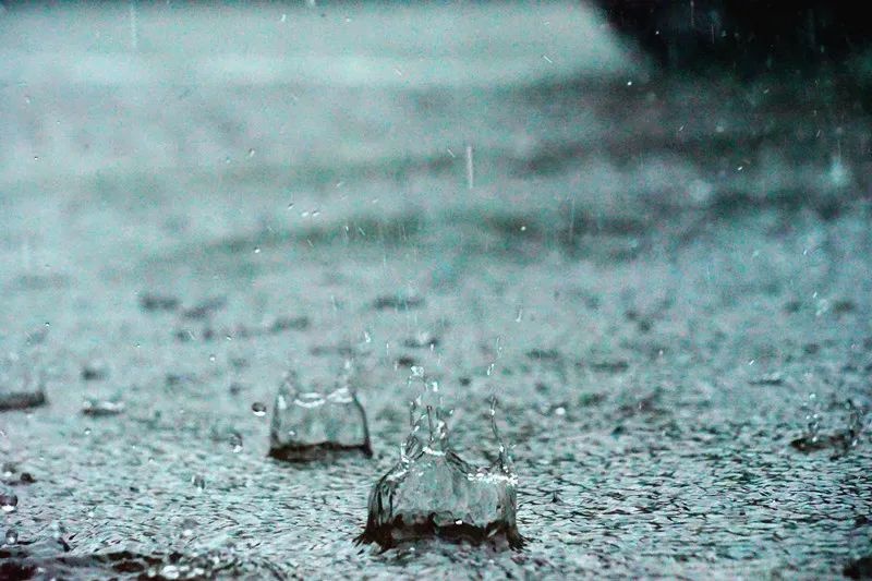 柳州高温狂飙37度！雷电预警紧随其后，市民如何应对这突如其来的酷暑？  第4张