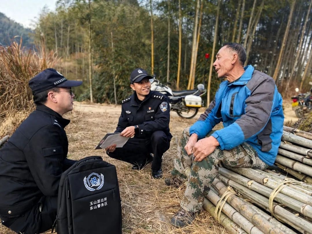 13年如一日！这位派出所所长为何与一辆警务摩托车成为当地平安符号？