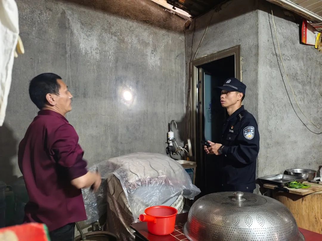 13年如一日！这位派出所所长为何与一辆警务摩托车成为当地平安符号？  第4张