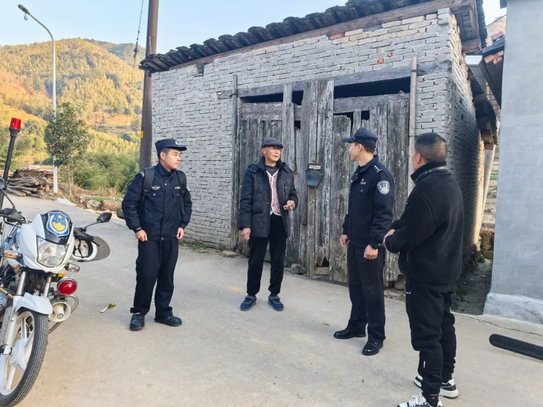 13年如一日！这位派出所所长为何与一辆警务摩托车成为当地平安符号？  第5张