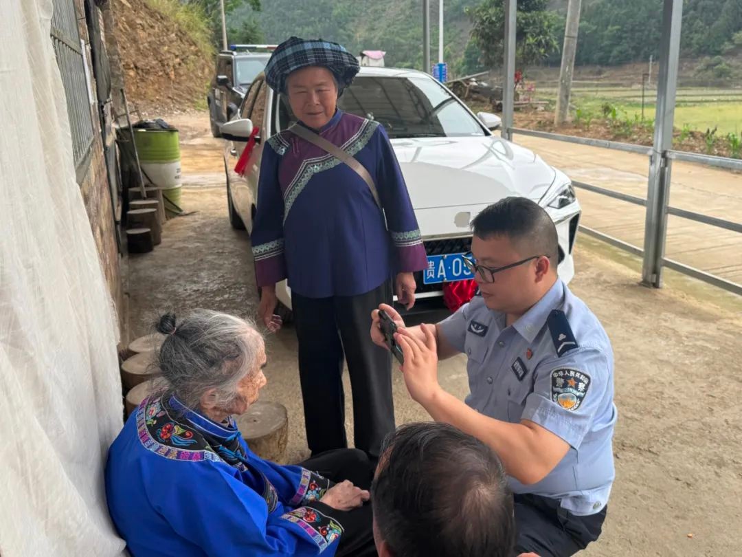 扎根基层12年的辅警覃正状，究竟有着怎样的坚守与担当？  第2张