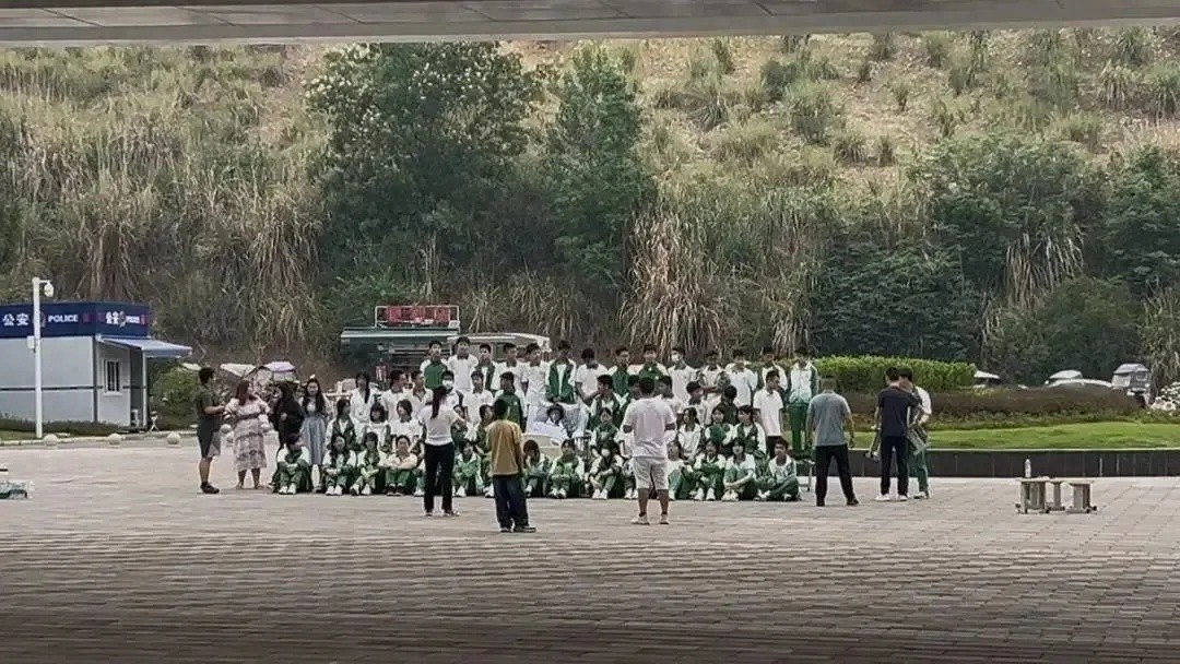 初三患病男孩拍特殊毕业照！这背后的故事有多感人？