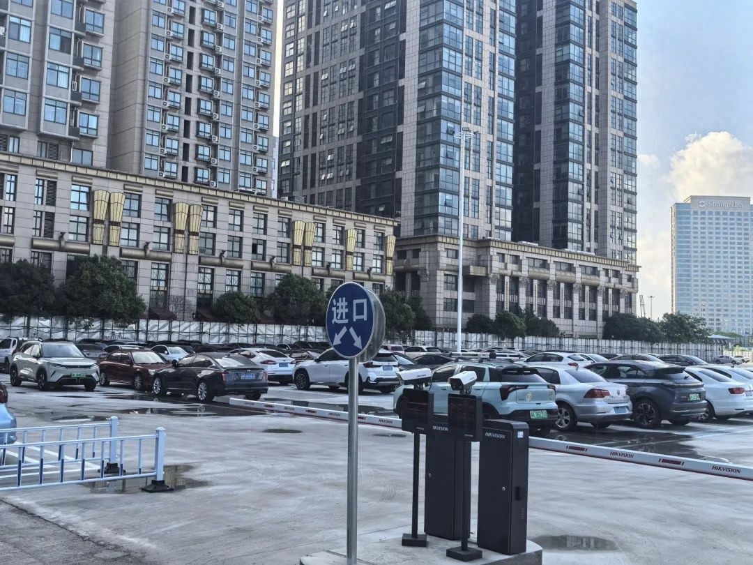 市区这一地块竟成大型免费停车场！新增800泊位，停车难题迎刃而解？  第1张