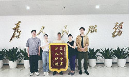 龙岗一企调法治助企服务站获赠锦旗！这背后的故事你知道吗？