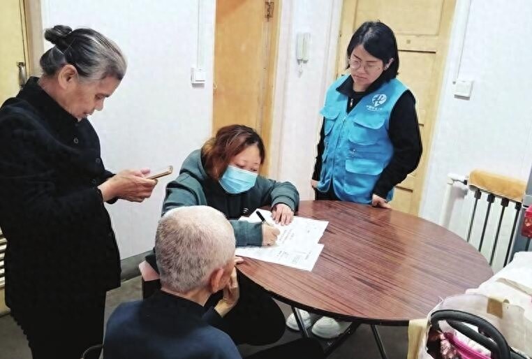 5月17日一早在建机巷社区，杨雨辰为何抱着厚厚的档案穿梭楼栋？  第1张