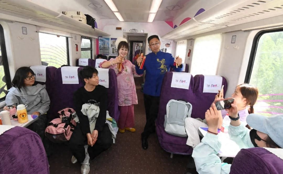 诸城恐龙大揭秘！竹板快书带你领略文化之旅？13号车厢亮点满满