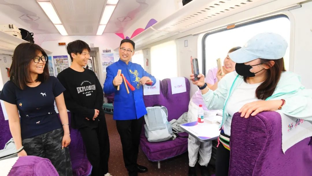 诸城恐龙大揭秘！竹板快书带你领略文化之旅？13号车厢亮点满满  第2张