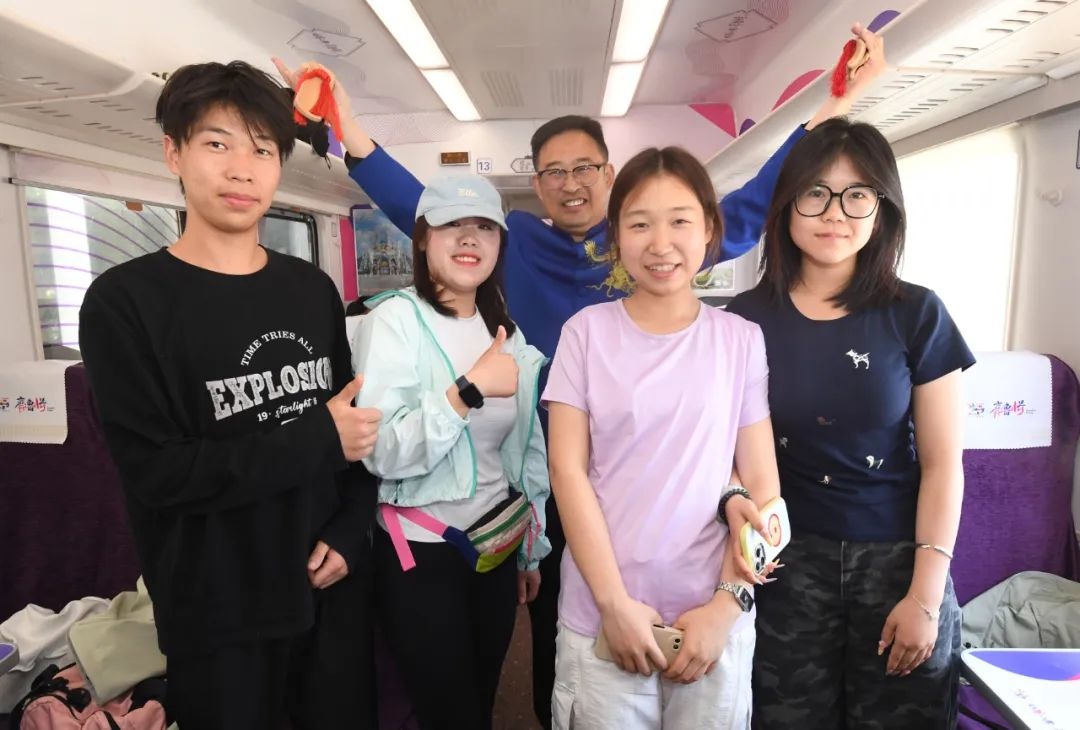 诸城恐龙大揭秘！竹板快书带你领略文化之旅？13号车厢亮点满满  第3张