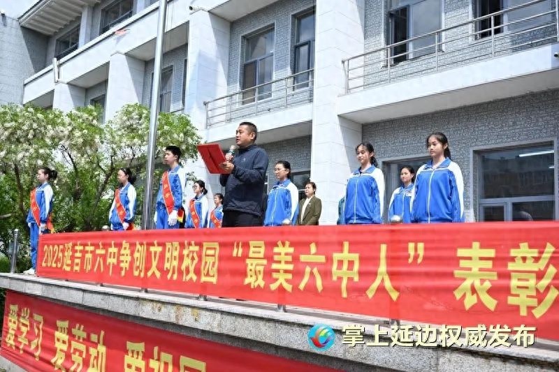 中学生勇扶侧翻三轮车！这暖心一幕为何让网友纷纷点赞？