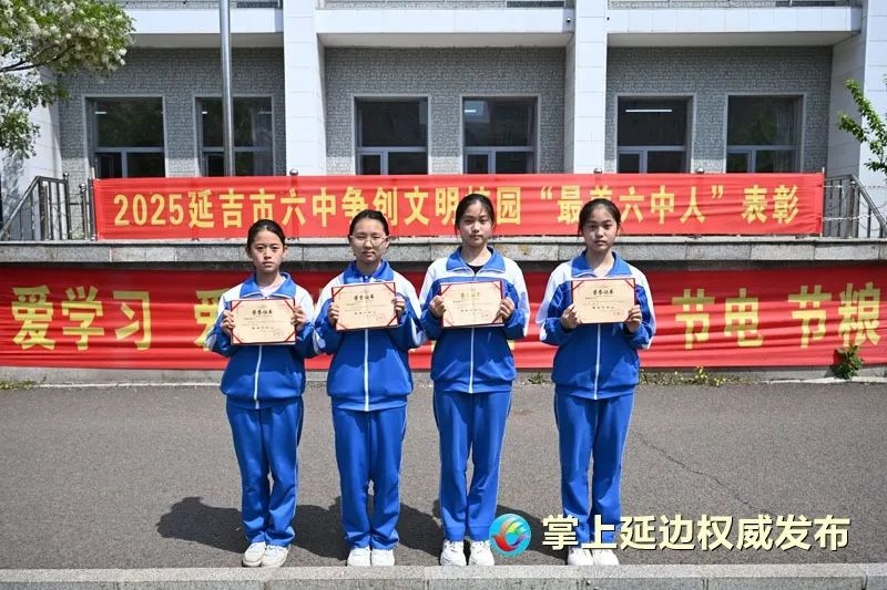 中学生勇扶侧翻三轮车！这暖心一幕为何让网友纷纷点赞？  第2张