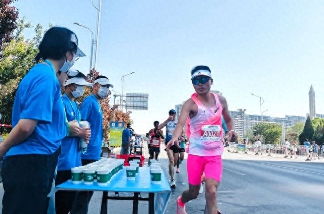 2.8万名跑者齐聚银川！这场马拉松为何如此震撼？
