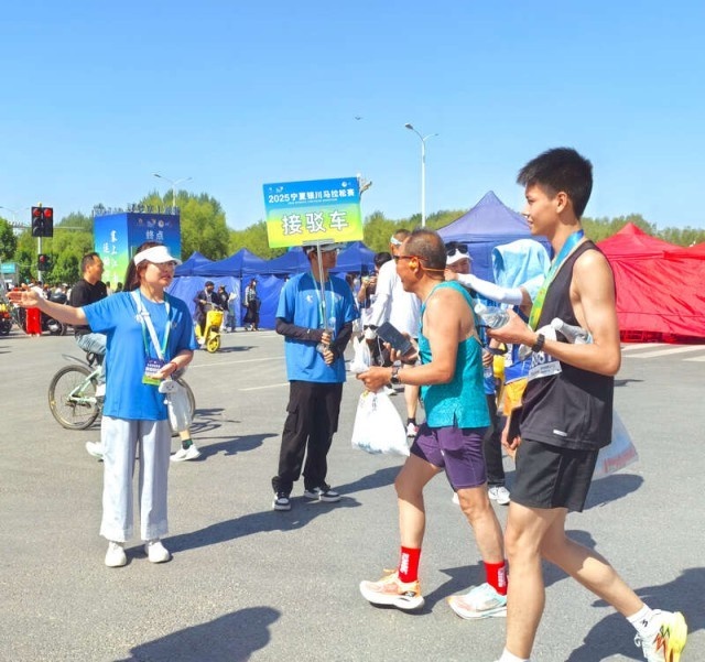 2.8万名跑者齐聚银川！这场马拉松为何如此震撼？  第3张