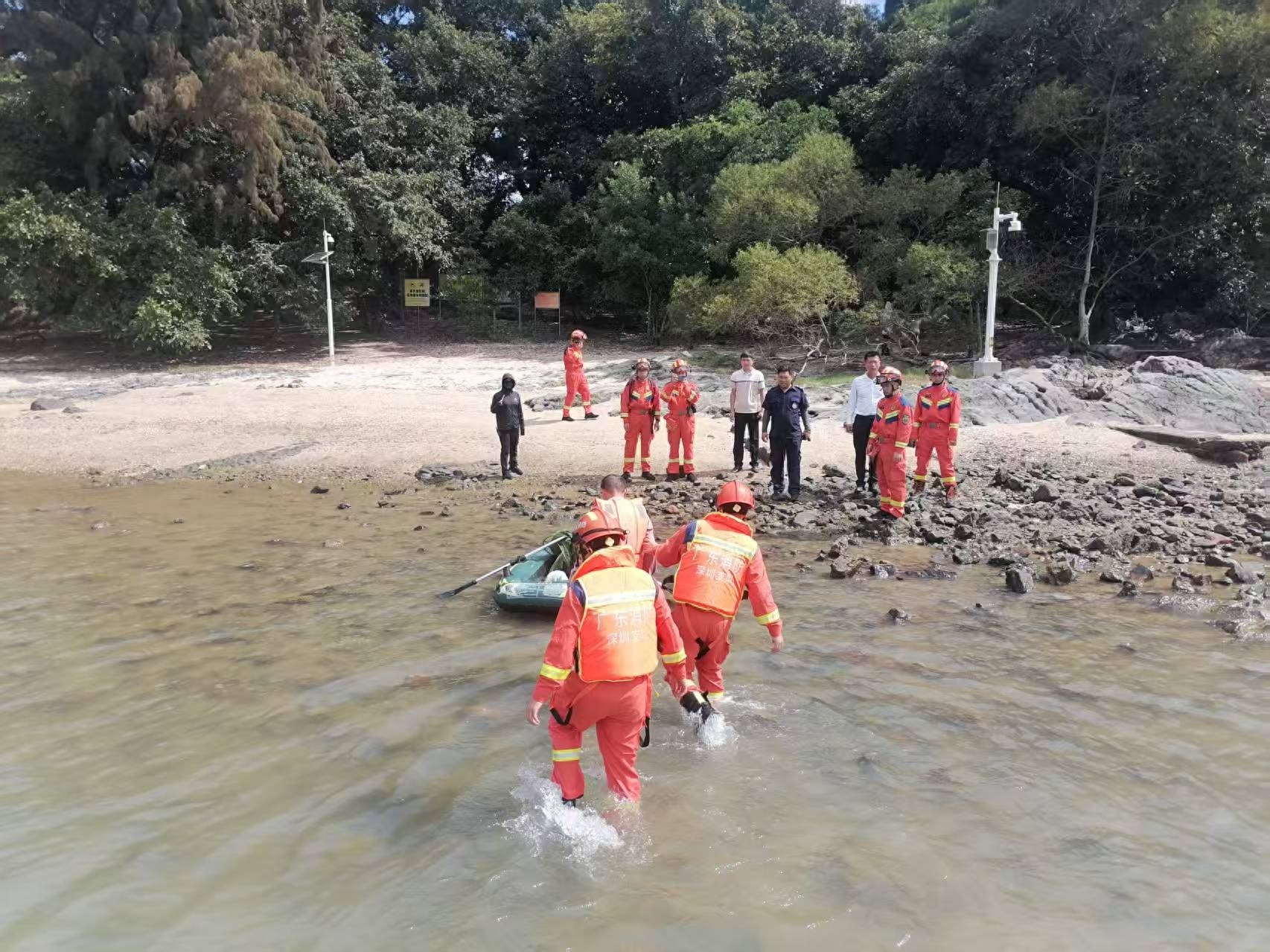 深圳海洋执法支队紧急救援！500米海域被困游客如何脱险？